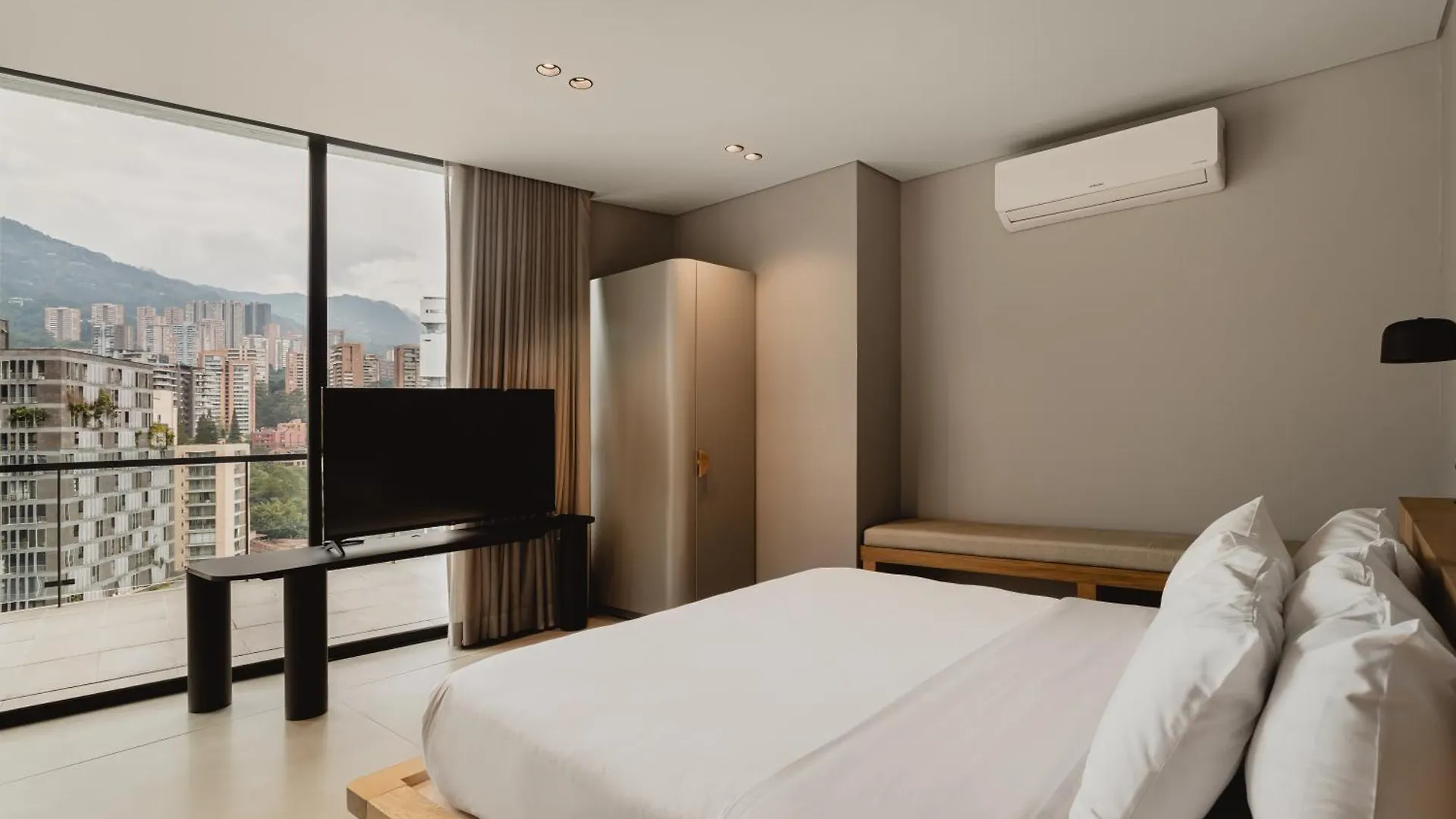 Seissta Medellin Aparthotel 4*,